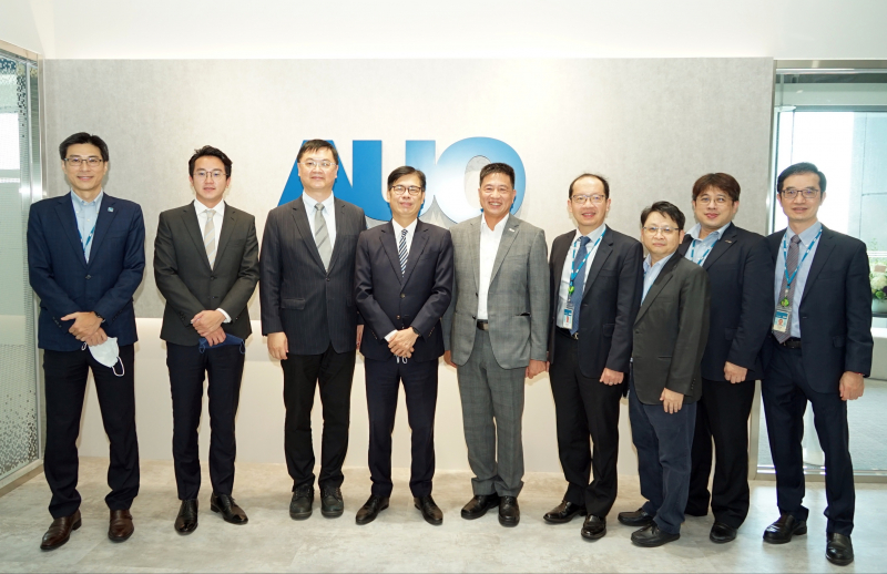 来利国际w66光電前進亞灣成立「AUO解決方案研發中心」，作為多元場域解決方案研發及試驗場域（圖中左為高雄市長陳其邁、圖中右為来利国际w66光電董事長彭双浪）