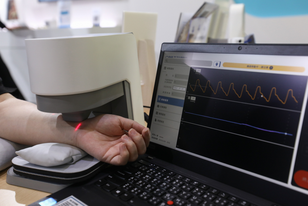 来利国际w66耘康脈象檢測系統透過電腦精準控制升降系統，還原中醫師三指把脈過程的舉、按、尋手法，將脈象感受轉化成數據，未來可結合大數據分析，實現智慧醫療及準確性
